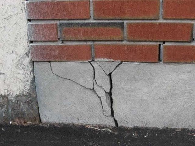 symptoms of foundation failure cracked foundation